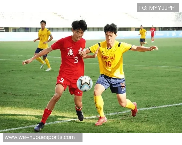 感谢沙龙，U16国少球员身穿各自沙龙练习服拍照全家福